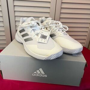🌸NIB ADIDAS SNEAKERS🌸